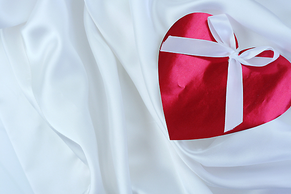 포토 JPG 해외이미지 기념일 리본 휴가 발렌타인데이 사랑 사람없음 빨간색 빛 반짝임 공백 낭만 흰색 하트 직물 매끈함 실크 천 웨이브 부드러움 카피스페이스 어머니의날 해외포토 모양 감정 컬러 컨셉 모션 데이이벤트 이벤트 감각 미국문화 파일형식 이미지허브