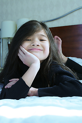 포토 JPG 해외이미지 1 행복 여유 어린이 생각 태국 휴식 주택 관리 한명 미소 동양인 눕기 평화 침묵 침실 흰색 침대 표현 달콤 작음 다인종 시트 턱 다민족 스칸디나비아 혼자 혼혈 해외포토 감정 아시아 컬러 가구 컨셉 모션 표정 사람 인종 건물 소리 맛 크기 다문화 파일형식 이미지허브