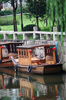 포토 JPG 해외이미지 전통 공원 아시아 여행 항해 동양인 사람없음 야외 목재 물 여행객 정원 중국 침묵 보트 땅 장면 해외포토 자연요소 나무 공공시설 나라 배_교통 재료 사람 인종 소리 파일형식 이미지허브