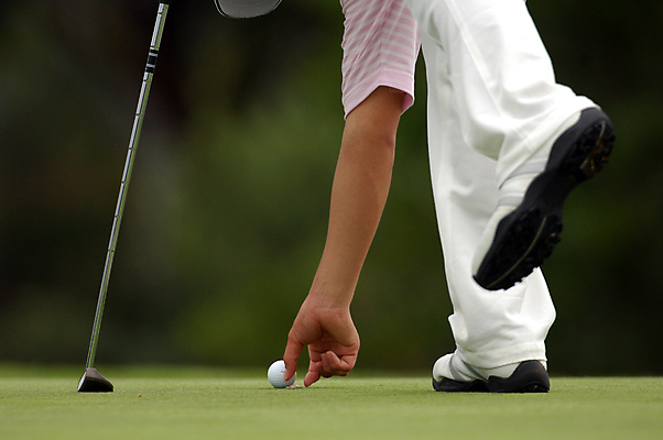 포토 JPG 해외이미지 남자 스포츠 포즈 신발 골프 공 표시 건강 사람없음 초록색 운동 클럽 퍼터 해외포토 컬러 사람 구기 파일형식 이미지허브