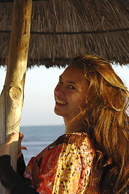 포토 JPG 해외이미지 라이프스타일 행복 모래 바다 여행 휴가 휴식 건강 한명 미소 물 여름 뷰티 여행객 평화 기쁨 자유 휴양지 파라다이스 해외포토 자연요소 1 계절 감정 컨셉 표정 사람 생활 장소 파일형식 이미지허브