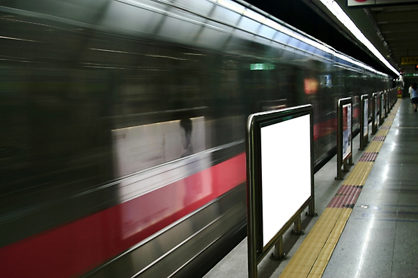 포토 JPG 해외이미지 교통시설 모션 서울 한국 광고판 사람없음 파란색 기차 흰색 전철 역 갑판 속도 출퇴근 상업 일반 블러 통근 해외포토 아시아 육상교통 컬러 교통 배_교통 비즈니스 대중교통 알림판 시설 출근 판 파일형식 이미지허브