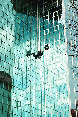 포토 JPG 해외이미지 주간 전신 남자 밧줄 매달리기 외벽 한명 사람 빌딩 성인 야외 건물 뒷모습 반사 나뭇가지 작업 청소부 유리창청소 성인남자한명만 외벽청소 해외포토 자연요소 나무 직업 1 건축물 줄 벽 뷰포인트 모션 청소 남자한명만 성인남자만 파일형식 이미지허브