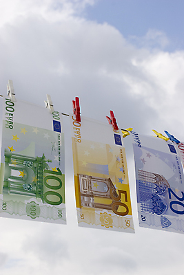 포토 JPG 해외이미지 구름 유럽 지폐 돈 하늘 사람없음 금융 경제 파란색 유로 빨랫줄 가격 상업 빨래집게 계산서 해외포토 자연요소 나라 줄 컬러 집게 재산 파일형식 이미지허브