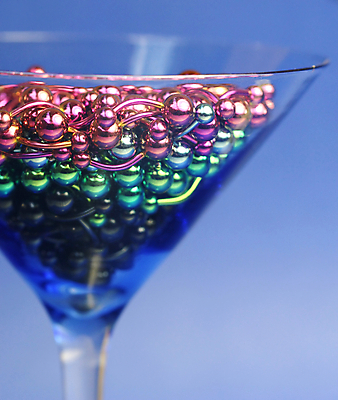 포토 JPG 해외이미지 음료 곡선 공 유리 사람없음 빛 반사 금속 보라색 흰색 칵테일 제조 보석 유리그릇 마티니 티타늄 피어싱 카피스페이스 해외포토 그릇 선 컬러 장신구 재질 주류 공백 원소 광석 파일형식 이미지허브