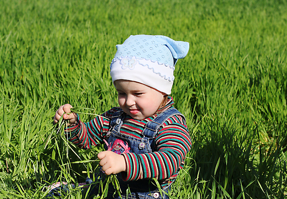 포토 JPG 해외이미지 어린이 밭 자연 놀이 한명 웃음 해외포토 1 농업 표정 사람 생태계 파일형식 이미지허브