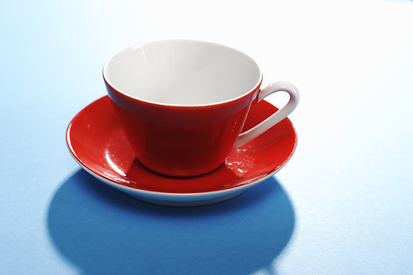 포토 JPG 해외이미지 접시 커피 음료 그림자 사람없음 컵 빨간색 파란색 머그컵 흰색 도자기 액체 붓기 아침식사 냄비 그늘 서비스 넘어짐 정물화 해외포토 식기 컬러 모션 식사 솥 그림 파일형식 이미지허브