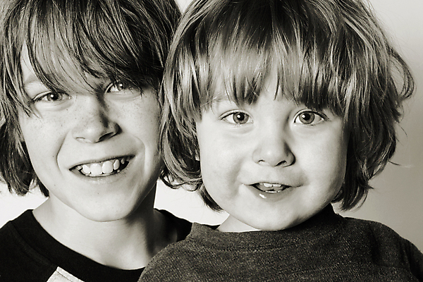 포토 JPG 해외이미지 라이프스타일 행복 얼굴 어린이 가족 관계 포옹 청소년 함께함 사랑 미소 사람 소년 두명 친구 청춘 머리 기쁨 아기 닫기 치아 큼 공유 걸음마 남동생 천진난만 해외포토 남자 감정 컨셉 안기 모션 표정 생활 신체부위 소화기관 크기 동생 파일형식 이미지허브