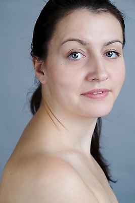 포토 JPG 해외이미지 백인 1 라이프스타일 여자 행복 얼굴 백그라운드 한명 사람 성인 뷰티 우정 활발 신선 우아함 집중 고립 유일 해외포토 서양인 감정 컨셉 생활 신체부위 친구 파일형식 이미지허브