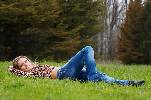 포토 JPG 해외이미지 백인 모델 1 공원 여자 행복 여유 포즈 밭 장난 자연 휴식 한명 사람 앉기 성인 야외 초록색 파란색 뷰티 유행 봄 청바지 강렬 사춘기 해외포토 서양인 계절 공공시설 감정 컬러 컨셉 농업 바지 모션 생태계 파일형식 이미지허브