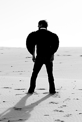 포토 JPG 해외이미지 남자 실루엣 여유 포즈 날개 천사 한명 소년 검은색 어둠 흰색 수비 보호 천국 보호자 나쁜 결백 고딕 오싹 해외포토 1 감정 어린이 컬러 컨셉 모션 촬영기법 사람 파일형식 이미지허브