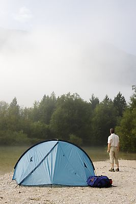 포토 JPG 해외이미지 남자 여행 자연 아침 휴가 휴식 산 텐트 한명 사람 풍경 야외 물 강 맑음 트래킹 캠핑 하이킹 안개 황무지 배낭여행 백패커 하이커 해외포토 주간 자연요소 1 컨셉 레저 날씨 캠핑도구 생태계 파일형식 이미지허브