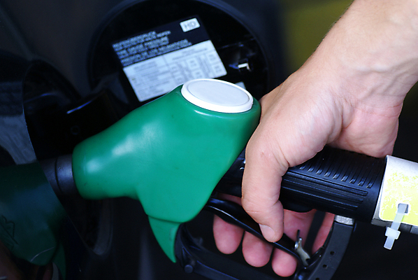 포토 JPG 해외이미지 손 교통시설 자동차 손잡이 사람없음 초록색 노란색 검은색 닫기 휘발유 탱크 연료 가스 팔 엔진 펌프 노즐 디젤 자동 해외포토 육상교통 컬러 교통 모션 신체부위 석유 시설 파일형식 이미지허브