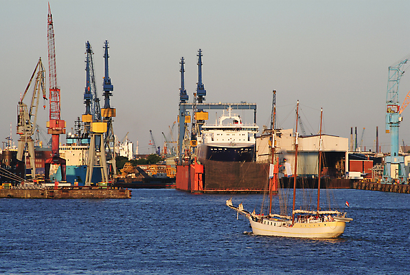 포토 JPG 해외이미지 유럽 산업 독일 항해 사람없음 물 항구 보트 조선소 기중기 함선 포트 함부르크 해외포토 자연요소 나라 배_교통 교통시설 중장비 파일형식 이미지허브