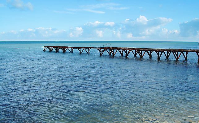 포토 JPG 해외이미지 모래 바다 섬 여행 벤치 하늘 휴가 휴식 풍경 사람없음 물 여름 파란색 모래사장 태양 평화 항구 맑음 침묵 기둥 만 휴양지 방파제 꼬리 장면 천국 단상 고립 옛날 이국적 수평선 해외포토 자연요소 계절 공공시설 건축 컬러 컨셉 의자 교통시설 날씨 소리 장소 파일형식 이미지허브