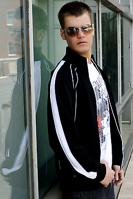 포토 JPG 해외이미지 백인 셔츠 청소년 자연 짧은머리 갈색머리 한명 사람 소년 20대 세로 컬러풀 선글라스 햇빛 검은색 흰색 카피스페이스 완전 해외포토 서양인 1 헤어스타일 남자 안경 어린이 컬러 컨셉 상의 청년 태양 공백 생태계 파일형식 이미지허브