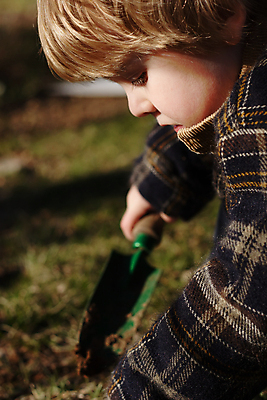 포토 JPG 해외이미지 라이프스타일 손 남자 지구 얼굴 어린이 자연 손잡이 한명 사람 소년 야외 여름 학습 청춘 햇빛 정원 흙 봄 성장 가을 잡기 삽 집중 원예 먼지 부활 개발 걸음마 땅바닥 심기 해외포토 1 계절 교육 컨셉 모션 바닥 취미 생활 신체부위 태양 생태계 파일형식 이미지허브
