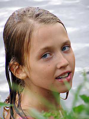 포토 JPG 해외이미지 응시 시선 얼굴 어린이 청소년 수영장 한명 미소 10대 초록색 물 여름 파란색 청춘 강 금발 머리 수영 습기 젖음 개울 치아 수분 6월 피부 입술 청록색 목 7월 사춘기 섬광 이마 특징 해외포토 자연요소 1 헤어스타일 계절 컬러 컨셉 표정 사람 신체부위 수상스포츠 소화기관 날짜 파일형식 이미지허브