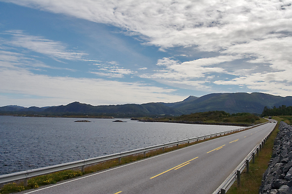 포토 JPG 해외이미지 유럽 도로 길 바다 섬 여행 곡선 교통시설 하늘 산 거리 노르웨이 숙이기 해변 사람없음 야외 물 맑음 운전 시골 만 좁은 북쪽 멀리 대서양 스칸디나비아 해외포토 자연요소 나라 선 포즈 교통 모션 날씨 방향 시설 파일형식 이미지허브