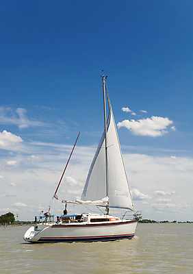 포토 JPG 해외이미지 호수 스포츠 요트 하늘 휴가 항해 건강 사람 사람없음 물 여름 태양 수상스포츠 보트 오스트리아 해외포토 자연요소 계절 유럽 배_교통 파일형식 이미지허브