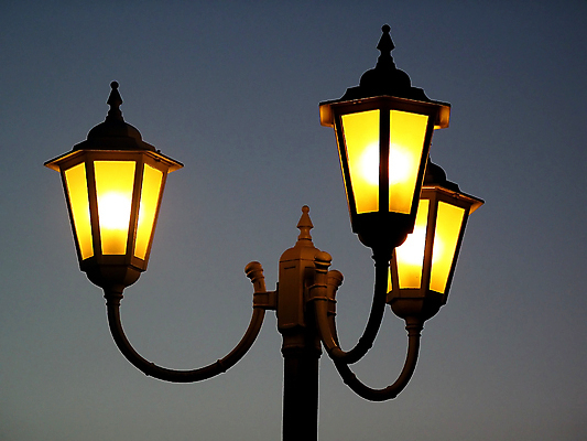 포토 JPG 해외이미지 나무 공원 유리 하늘 거리 손바닥 사람없음 장식 빛 노란색 금속 어둠 가을 나뭇가지 등불 램프 저녁 해외포토 식물 손 계절 공공시설 컬러 재질 조명 야간 파일형식 이미지허브