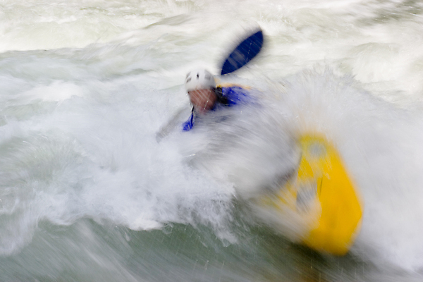 포토 JPG 해외이미지 스포츠 포즈 사람없음 물 노란색 수상스포츠 보트 급류 헬멧 위험 카약 해외포토 자연요소 컬러 컨셉 배_교통 보호장비 파일형식 이미지허브