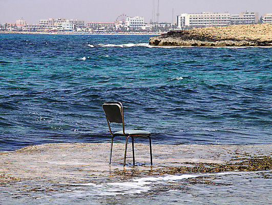 포토 JPG 해외이미지 모래 파도 바다 여행 의자 하늘 호텔 휴가 사람없음 초록색 물 파란색 갈색 바위 전원 고독 버리기 위치 암초 옛날 혼자 해외포토 자연요소 감정 컬러 가구 모션 숙소 돌_바위 전기에너지 파일형식 이미지허브