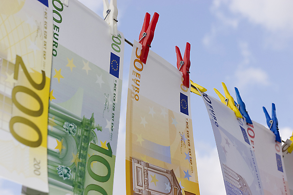 포토 JPG 해외이미지 구름 유럽 지폐 돈 하늘 사람없음 금융 경제 파란색 유로 빨랫줄 가격 상업 빨래집게 계산서 해외포토 자연요소 나라 줄 컬러 집게 재산 파일형식 이미지허브