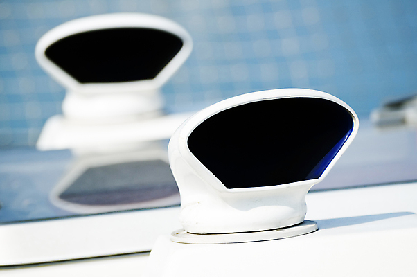 포토 JPG 해외이미지 요트 항해 굴뚝 사람없음 물 장비 물방울 보트 수증기 갑판 아래 함선 환풍기 배기가스 해외포토 자연요소 배_교통 방향 위치 파일형식 이미지허브