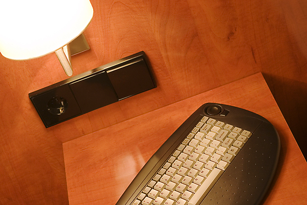 포토 JPG 해외이미지 인터넷 비즈니스 탁자 호텔 사람없음 목재 빛 힘 방 침대 램프 키보드 콘센트 전기에너지 야간 숲 스위치 이국적 해외포토 자연요소 나무 가구 재료 숙소 조명 에너지 파일형식 이미지허브