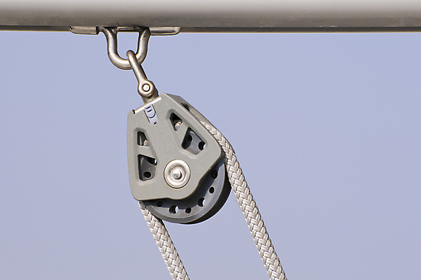 포토 JPG 해외이미지 밧줄 스포츠 바다 요트 하늘 항해 사람없음 블록 장비 과학기술 보트 코드 묘사 함선 네비게이션 돛대 도르래 레가타 해외포토 줄 배_교통 기술 파일형식 이미지허브