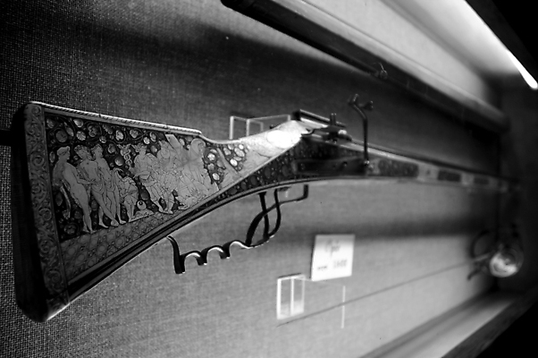 포토 JPG 해외이미지 교육 무기 유리 군대 흑백 사람없음 가로 총 중세 역사 수집 박물관 육군 보여주기 해외포토 모션 재질 촬영기법 파일형식 이미지허브