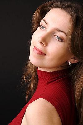 포토 JPG 해외이미지 백인 모델 여자 얼굴 포즈 백그라운드 한명 사람 소녀 성인 뷰티 유행 검은색 화려 피부 입술 노려봄 해외포토 서양인 1 어린이 컬러 컨셉 표정 신체부위 파일형식 이미지허브