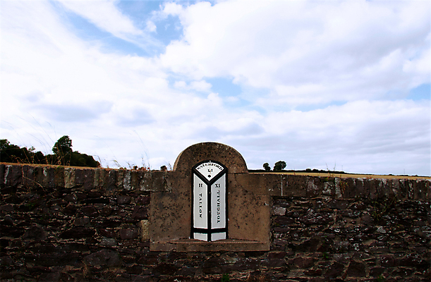 포토 JPG 해외이미지 나무 교육 기념일 벽 2 학교 하늘 성공 거리 사람없음 빨간색 파란색 회색 시골 축하 9 역사 졸업장 측정 사인 흥분 아일랜드 길이 옛날 해외포토 식물 감정 유럽 컬러 컨셉 졸업 이벤트 숫자 파일형식 이미지허브