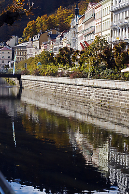 포토 JPG 해외이미지 나무 주택 사람없음 물 강 반사 스파 블록 거울 도시 개울 강가 타운 보헤미아 해외포토 자연요소 식물 건물 파일형식 이미지허브
