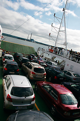 포토 JPG 해외이미지 커플 여자 남자 교통수단 바다 난간 자동차 휴가 사람 경사 사람없음 물 파란색 보트 소프트포커스 갑판 아일랜드 해외포토 자연요소 유럽 육상교통 컬러 교통 배_교통 관계 촬영기법 파일형식 이미지허브