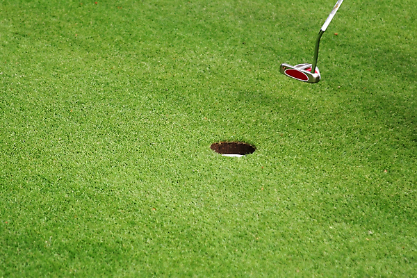 포토 JPG 해외이미지 스포츠 골프 비즈니스 공 놀이 골프공 사람없음 야외 컵 초록색 여름 경쟁 흰색 구멍 골퍼 끝 닫기 강의 넣기 때리기 퍼터 놓기 해외포토 식기 계절 컬러 컨셉 모션 운동선수 골프용품 구기 파일형식 이미지허브