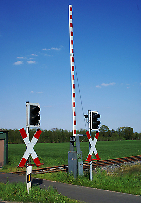 포토 JPG 해외이미지 도로 여행 교통시설 안전 사람없음 기차 교차로 건너기 해외포토 길 육상교통 교통 모션 대중교통 시설 파일형식 이미지허브