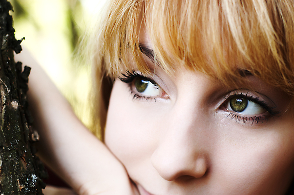 포토 JPG 해외이미지 백인 1 응시 공원 여자 자연 한명 사람 성인 야외 금발 뷰티 슬픔 화려 숲 날씬함 유일 해외포토 서양인 헤어스타일 시선 공공시설 감정 컨셉 몸매 생태계 파일형식 이미지허브