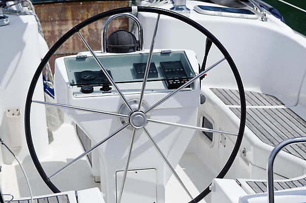 포토 JPG 해외이미지 스포츠 바다 요트 항해 사람없음 물 항구 장비 기구 공구 수상스포츠 바퀴 보트 핸들 갑판 함선 네비게이션 레가타 해외포토 자연요소 배_교통 교통시설 도구 파일형식 이미지허브