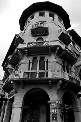 포토 JPG 해외이미지 도로 여행 건축양식 벽돌 흑백 사람없음 건물 세로 관광지 어둠 이탈리아 아치 이탈리아문화 과거 흐림 고체 카피스페이스 해외포토 건축물 건축 유럽 길 컨셉 교통시설 날씨 촬영기법 공백 유럽문화 파일형식 이미지허브