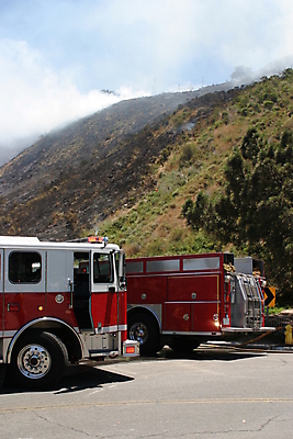 포토 JPG 해외이미지 밭 불 불꽃 건조 사람없음 파란색 빛 검은색 손상 시골 긴급 뜨거움 위험 언덕 화재 캘리포니아 연소 재 재앙 제어 지옥 헬프 화상 해외포토 자연요소 컬러 컨셉 농업 미국 도움 상처 사건 파일형식 이미지허브