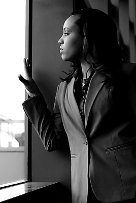 포토 JPG 해외이미지 응시 여자 흑백 실내 무표정 한명 정장 상반신 20대 성인 앞모습 비즈니스우먼 창가 성인여자한명만 해외포토 1 시선 옷 감정 뷰포인트 비즈니스 창문 촬영기법 표정 사람 청년 내부 직장인 여자한명만 성인여자만 파일형식 이미지허브