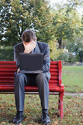 포토 JPG 해외이미지 백인 공원 남자 벤치 비즈니스 스트레스 피곤 한명 앉기 정장 성인 노트북 컴퓨터 고통 업무 비즈니스맨 고민 걱정 두통 편두통 성인남자한명만 해외포토 서양인 1 옷 공공시설 감정 컨셉 의자 모션 사람 전자제품 작업 직장인 질병 남자한명만 성인남자만 파일형식 이미지허브