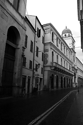 포토 JPG 해외이미지 도로 여행 건축양식 벽돌 흑백 사람없음 건물 세로 관광지 어둠 이탈리아 아치 이탈리아문화 과거 흐림 고체 카피스페이스 해외포토 건축물 건축 유럽 길 컨셉 교통시설 날씨 촬영기법 공백 유럽문화 파일형식 이미지허브