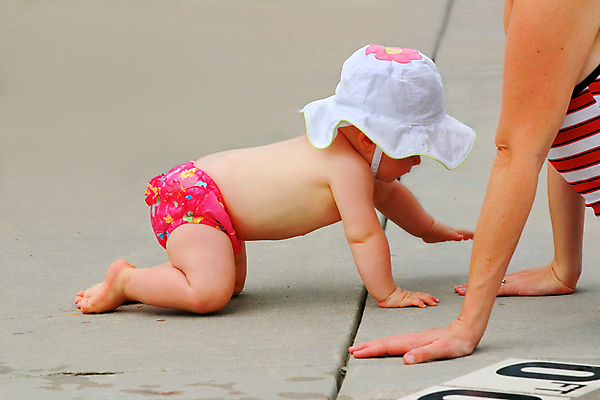 포토 JPG 해외이미지 모자 여자 수영복 딸 어린이 분홍색 가족 모션 발 놀이 엄마 모바일 휴가 휴식 정장 사람없음 야외 여름 청춘 육아 탐험 성장 덮개 아기 보호 위험 휴양지 기저귀 시멘트 탐사 기어가기 독립 돌봄 천진난만 해외포토 잡화 옷 계절 컬러 컨셉 관계 사람 신체부위 장소 아기용품 뚜껑 파일형식 이미지허브