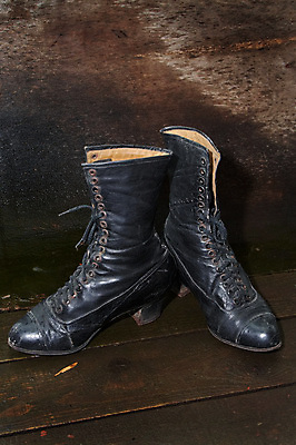 포토 JPG 해외이미지 디자인 옷 여자 산업 백그라운드 신발 단풍 2 부츠 사람없음 물 유행 걷기 검은색 산책 하이킹 젖음 수확 가을 가죽 오브젝트 복고 진흙 문제 발가락 단계 양발 옛날 핸드메이드 스타일 유일 해외포토 레이스천 자연요소 계절 컬러 잎 농업 모션 발 레저 휴식 사람 직물 파일형식 이미지허브