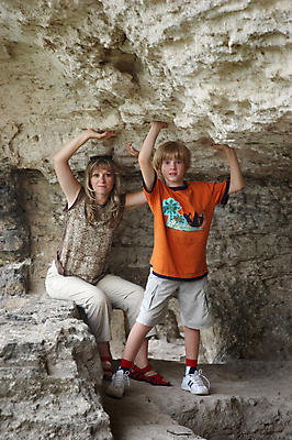 포토 JPG 해외이미지 백인 응시 여자 행복 아들 어린이 포즈 티셔츠 2 신체 오렌지 자연 엄마 휴식 함께함 미소 사람 소년 야외 두명 금발 운동 하이킹 바위 흰색 잡기 동굴 천장 해외포토 서양인 헤어스타일 시선 남자 감정 컬러 컨셉 셔츠 과일 가족 모션 레저 표정 건강 돌_바위 생태계 파일형식 이미지허브