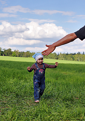 포토 JPG 해외이미지 구름 손 어린이 밭 하늘 한명 해외포토 자연요소 1 농업 사람 신체부위 파일형식 이미지허브