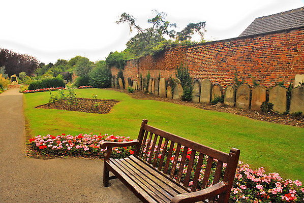 포토 JPG 해외이미지 꽃 벤치 돌담 사람없음 초록색 침묵 해외포토 식물 컬러 의자 담장 소리 돌_바위 파일형식 이미지허브